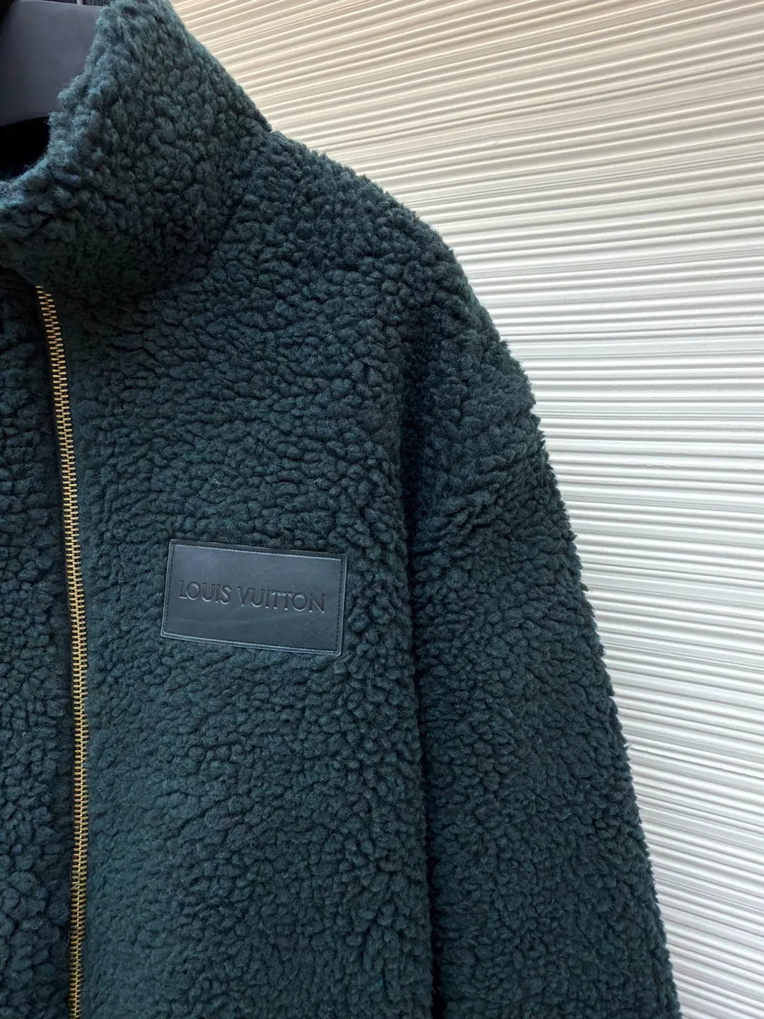LOUIS VUITTON Teddy sheep wool blended suede tunic jacket ●Authentic product: Purchased and developed by 15881 ●Item number: 1681095-B70 ●Fabric: Lamb wool fabric ●Technology: Positioned cutting machine ●Version: Fitted version ●Weight: about 845 grams ●Size: S-M-L-XL ●Description: Made of high-quality lamb wool fabric, the fluff is fine and soft, rich to the touch, the fluff is tight and even, not easy to shed, ensuring the quality and durability of the jacket; the collar adopts a stand-up collar design, which has been treated with special technology to be stiff and stylish, which can protect the neck from cold wind; the brand on the zipper head The logo is exquisite and compact, adding to the beauty of the details; the brand leather patch on the left chest is made of high-quality material, and the embossed brand logo is clear and three-dimensional, with full texture, which enhances the recognition and high-end sense of the jacket; during the sewing process, the stitches are fine and even, especially the splicing of the lamb wool fabric, which is smooth and firm. The overall wiring is straight and delicate, the fabric is comfortable and soft, and the color is consistent without color difference. It can be matched with the same style to create a fashionable look and control various occasions. Customized accessories, complete with three standards, same style for men and women!